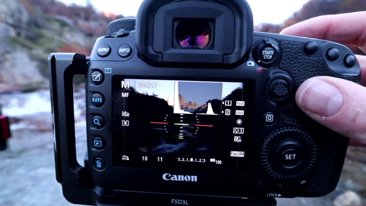 Camera display showing two different exposure settings for bracketing
