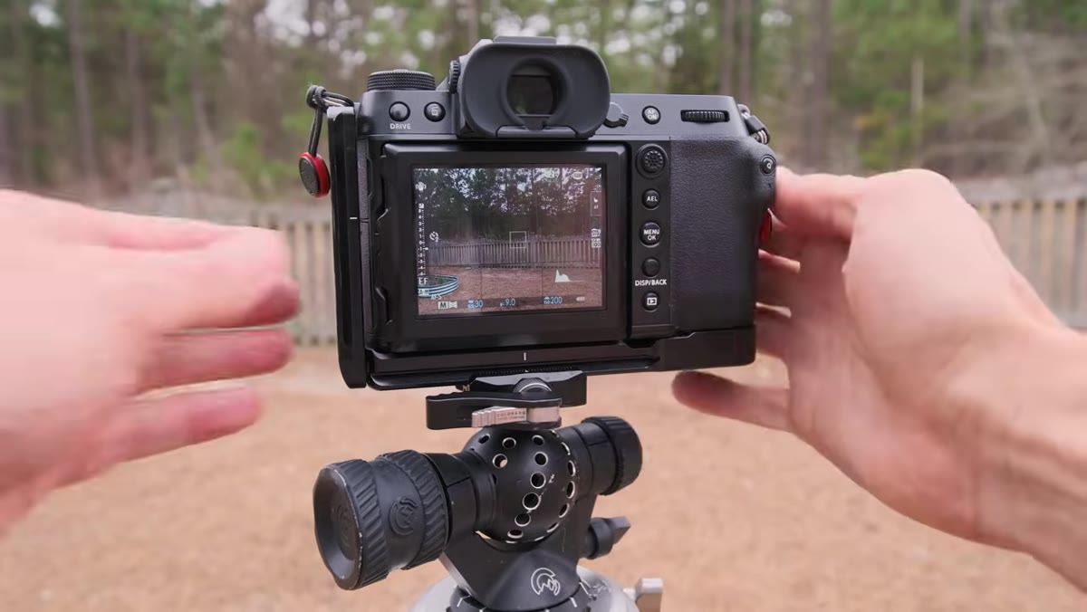 Camera histogram displayed, exposure settings locked in manual mode